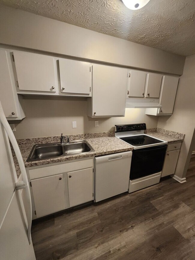 Building Photo - Lovely 1 bedroom 1 bath 2nd floor condo wi...
