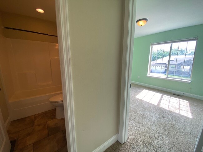 Building Photo - 3 bedroom, 3 bathroom home located in Brus...