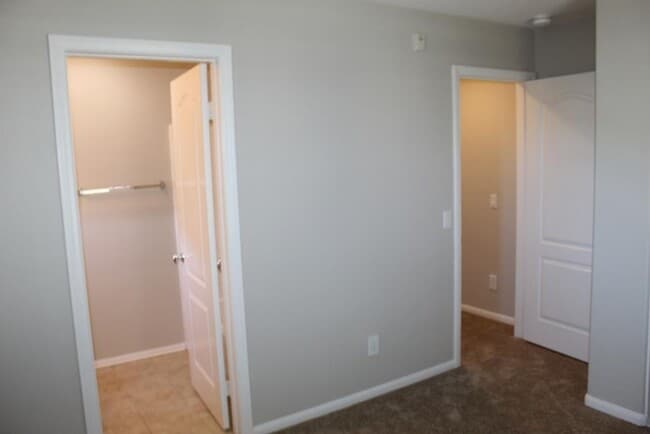 Building Photo - 3 Bd/3.5 Ba townhome w balcony & attached 2 car garage ~ Bishop