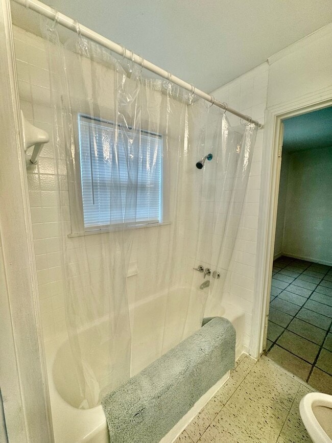 Building Photo - Spacious 4 Bedroom / 3 Bath Home for Rent – Westside Corpus Christi (Section 8 Welcomed)