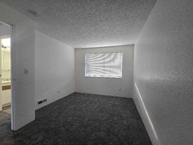 Building Photo - 1412 E 9th St