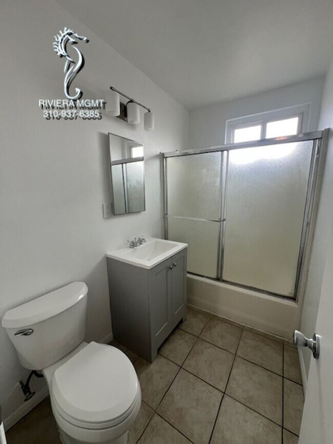 Building Photo - 242