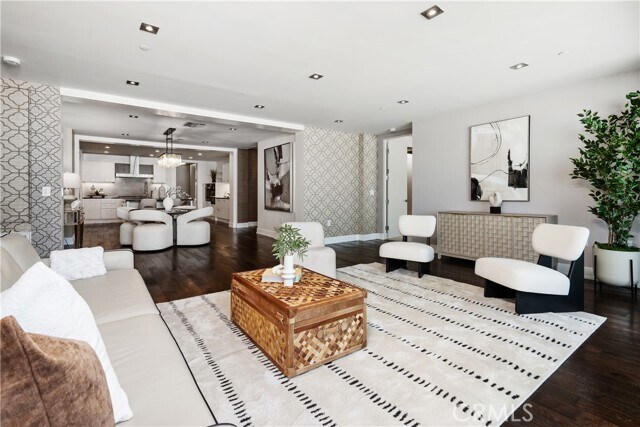 Building Photo - 432 N Oakhurst Dr