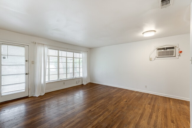 Building Photo - 354 Brettonwood Dr