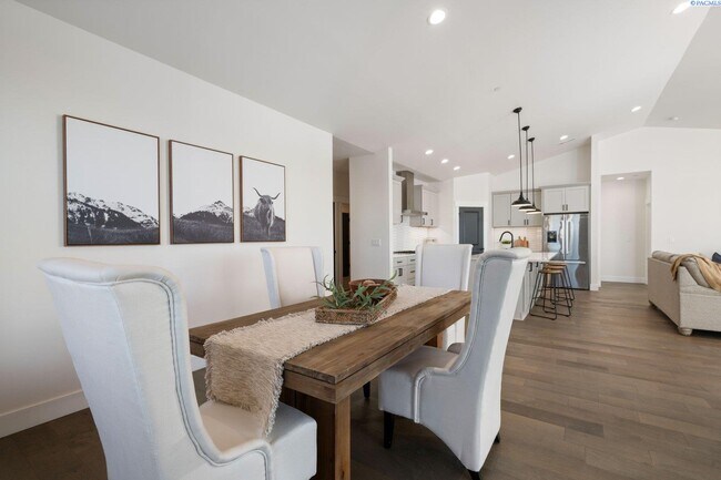 Building Photo - Generational suite w/separate entrance!