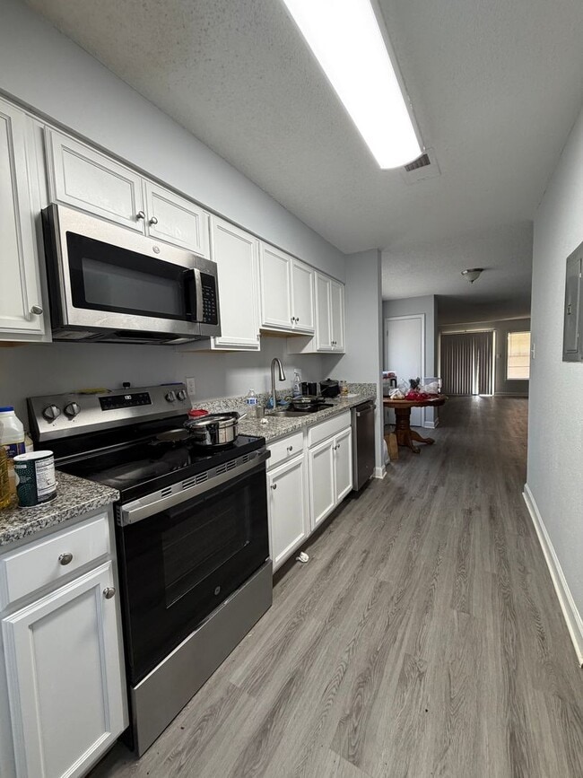 Building Photo - 2 bedroom 2 bath Updated Condo at Avery Close! ON THE WOLFLINE!
