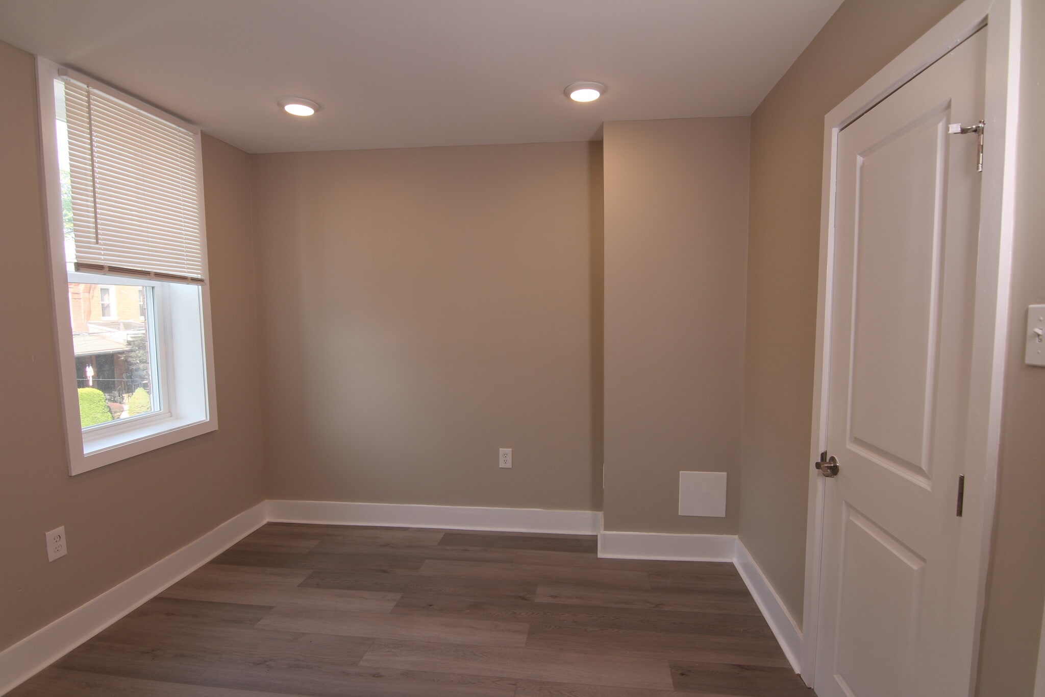 Building Photo - 1631 Dyre St