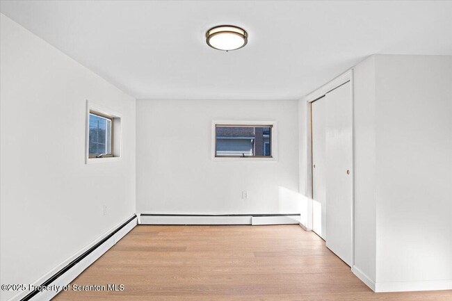 Building Photo - 134 Lampman St