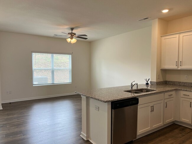 Building Photo - Beautiful Condo located in North Johnson City
