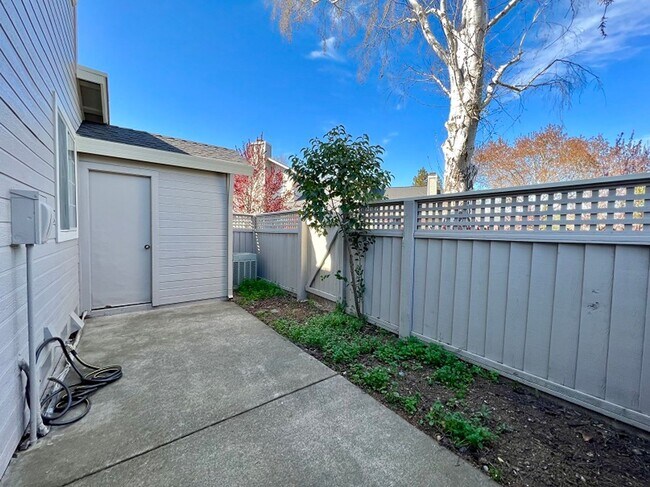 Building Photo - Beautiful Two Bedroom Valley Club Circle C...