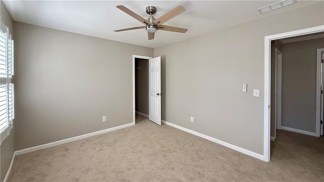 Building Photo - 1735 Ridgefield Dr