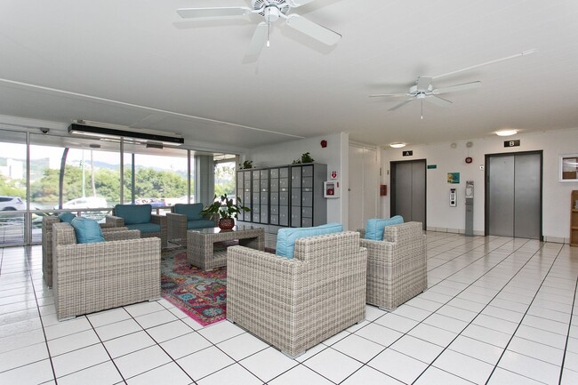 Building Photo - Walking Distance to the Beach & Furnished....