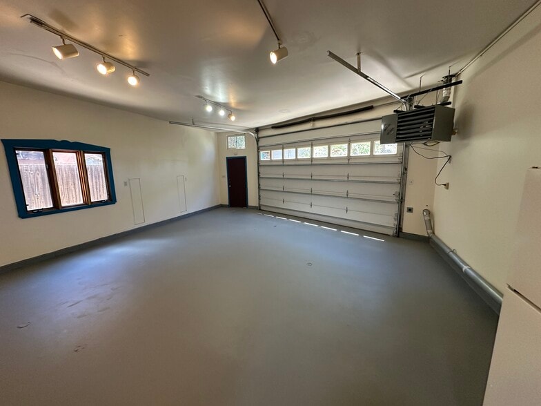Building Photo - 409 La Joya Rd