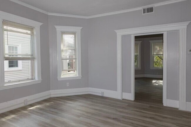 Building Photo - 285 Medford St