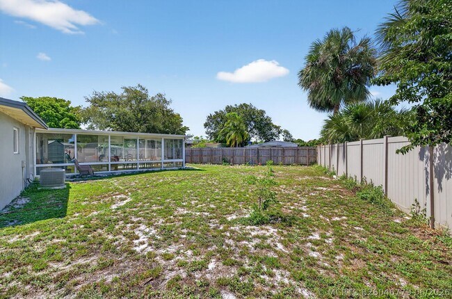 Building Photo - 300 SW 25th Ave
