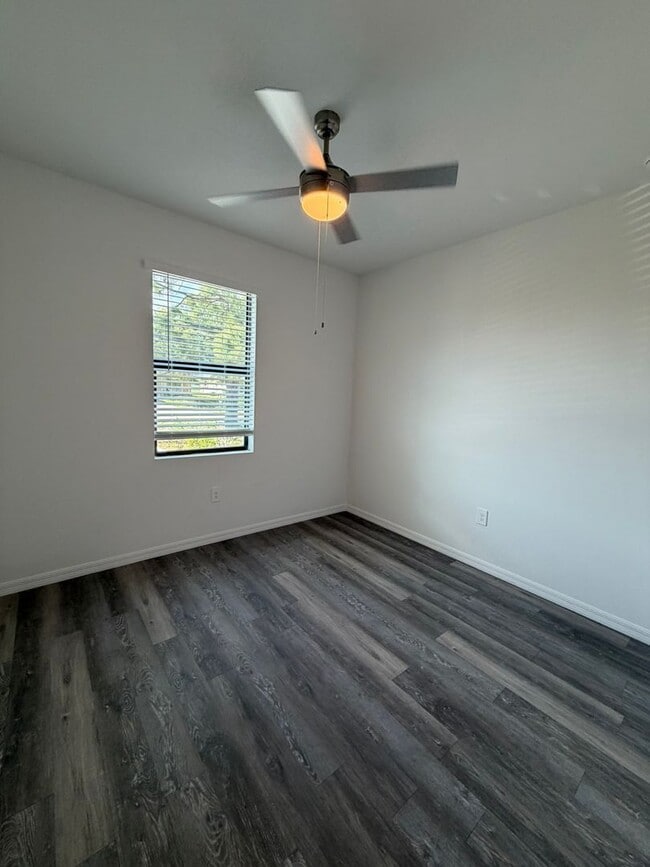 Building Photo - 615 SE 8th St