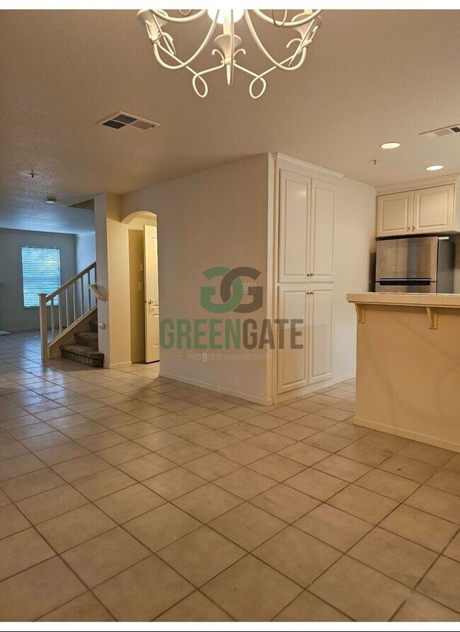 Building Photo - MOVE-IN SPECIAL $500 off first month!! Bea...