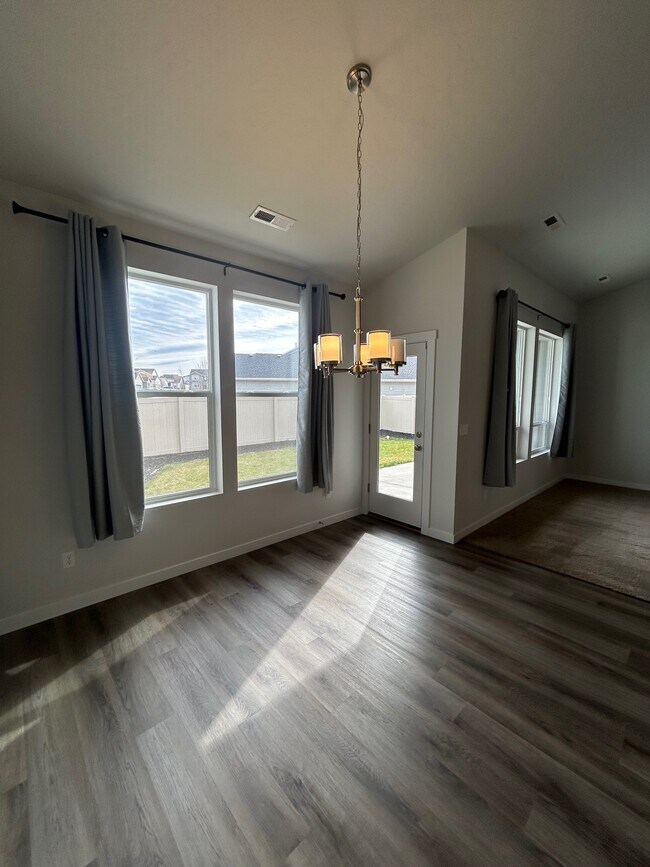 Building Photo - Iceberg Lake