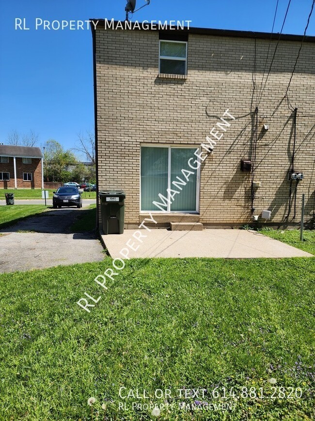 Building Photo - Spacious 3 bedroom 1.5 bathroom town home