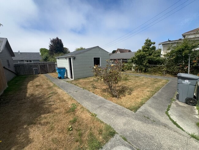 Building Photo - Pet-friendly Home Located in Eureka!