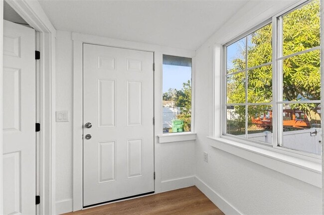 Building Photo - 2008 Oakwood Ave