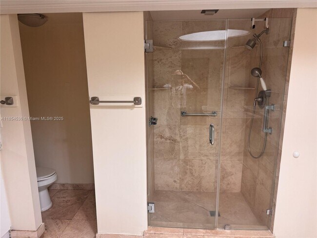 Building Photo - 1121 Crandon Blvd