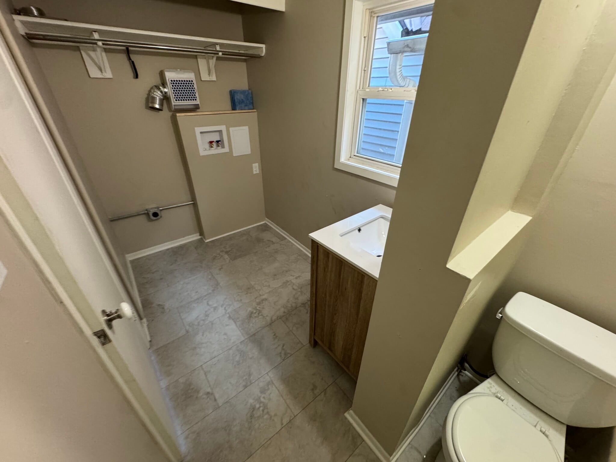 Building Photo - 305 E Clarence St