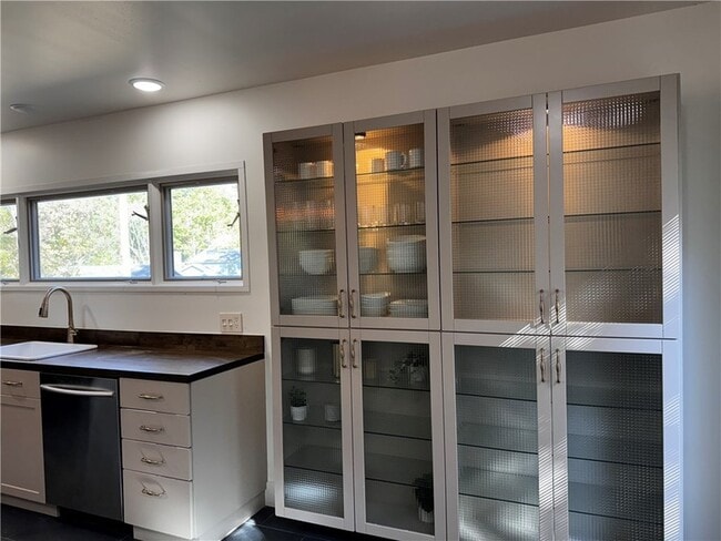 Building Photo - 610 N Olive Ave