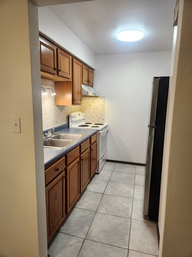 Bright kitchen w/lots of cabinets - 212 N 44th St