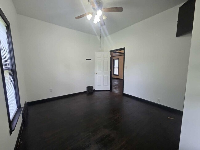 Building Photo - Charming Corner lot for rent!