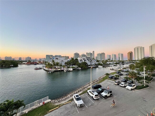 Building Photo - 400 Kings Point Dr