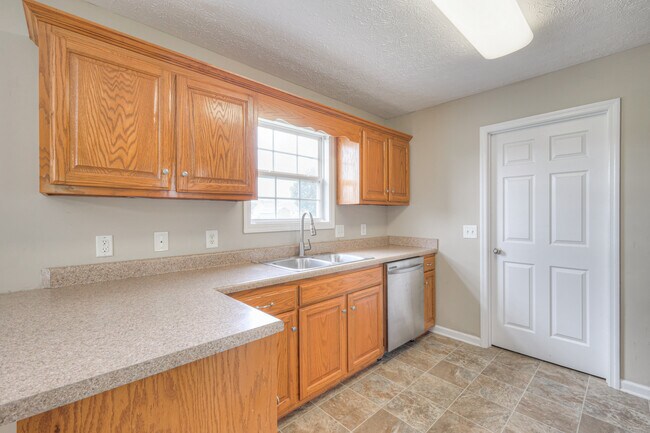 Building Photo - 119 Broomsage Cir