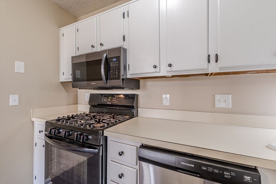 Building Photo - 9018 Stoneleigh Trce