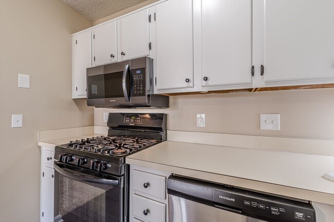 Building Photo - 9018 Stoneleigh Trce