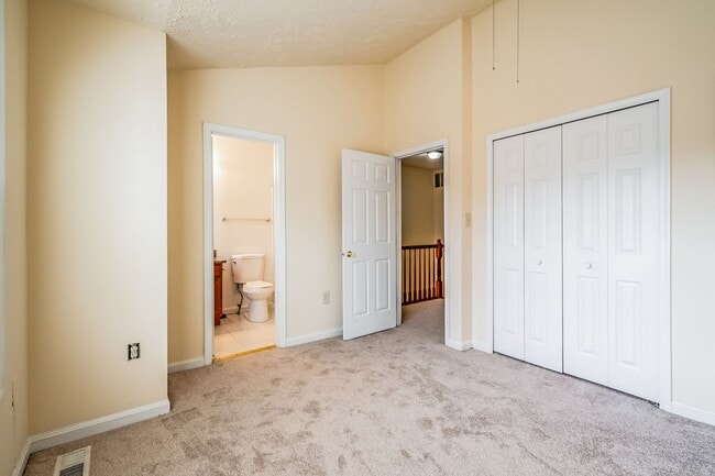 Building Photo - Spacious Townhome with 2 assigned parking ...