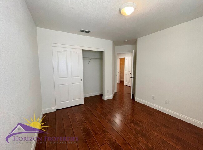 Building Photo - Spacious 5 Bed 3 Bath 2,136 Sq. Ft. Sheldo...