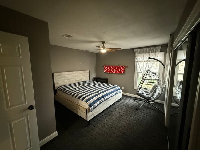 Building Photo - Stunning 3-Bed, 3.5-Bath Multi-Level Partially Furnished Townhome in Overland Park – Modern Updat...