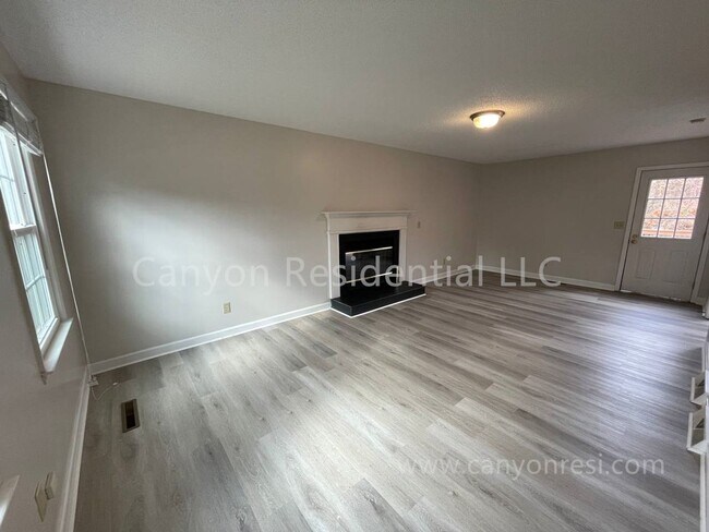 Building Photo - Beautiful 3b Room!Move in ready!