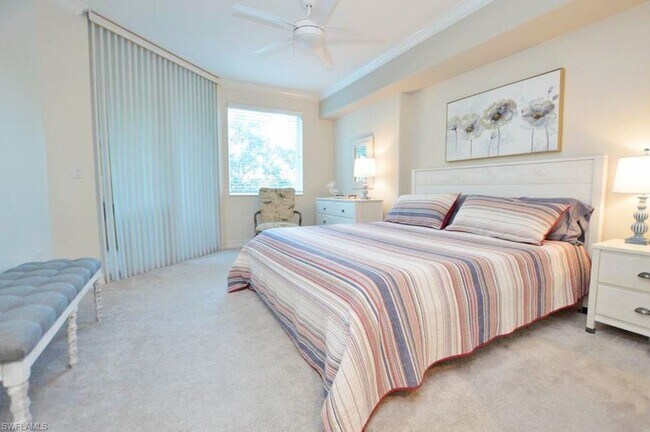 Building Photo - Beautifully decorated split 2/2 in stunnin...