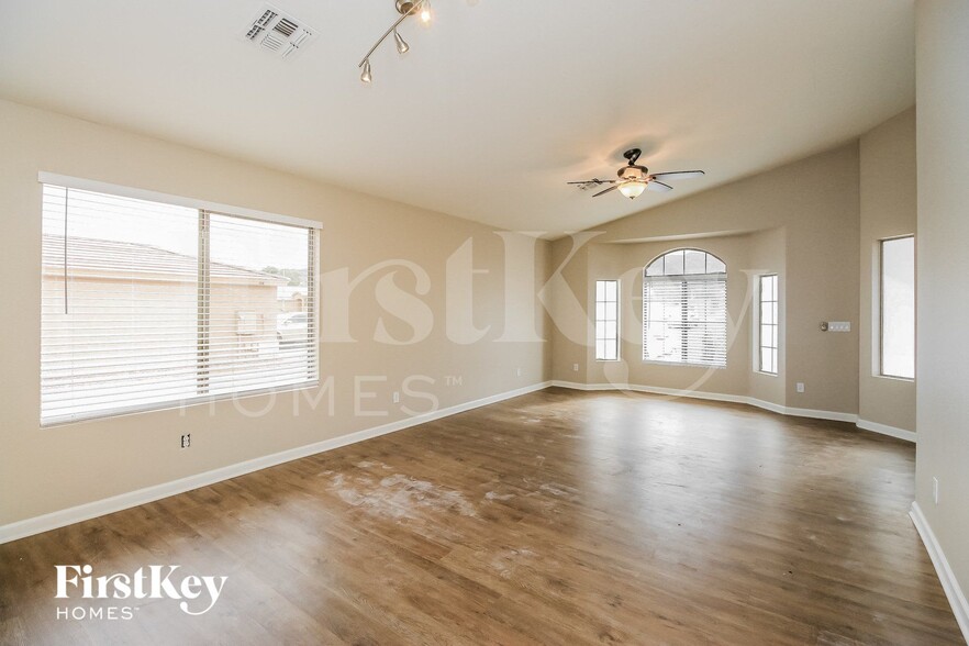 Building Photo - 1610 E Desert Ln