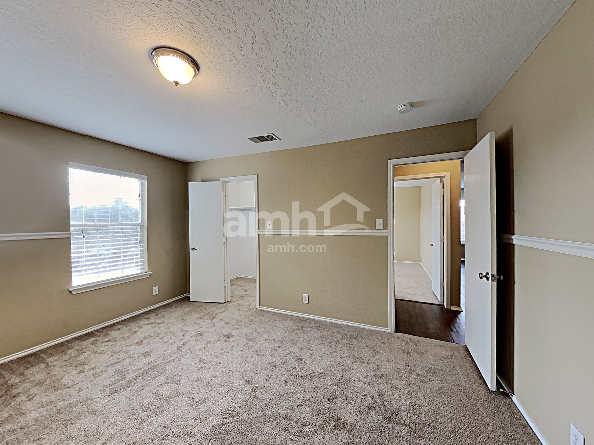 Building Photo - 1303 Range Fld