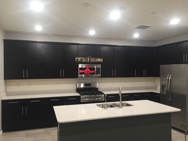 Building Photo - Spacious 5BR House in Phoenix