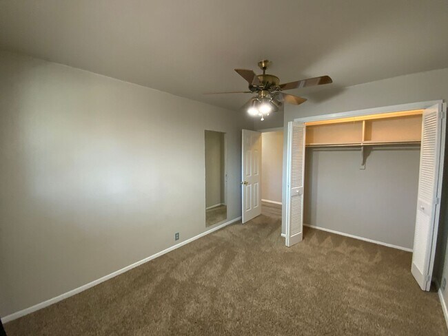 Building Photo - 5 Bedroom Home Available Near Wyoming Blvd NE & Comanche Rd NE!