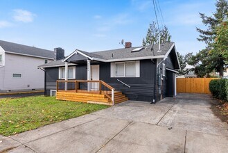 Building Photo - Spacious 5-bed, 2.5-bath home available in SE Portland