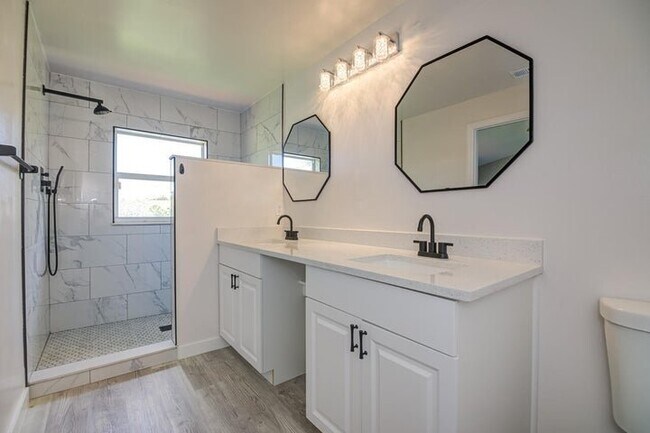 Building Photo - 446 Rainbow Springs Terrace
