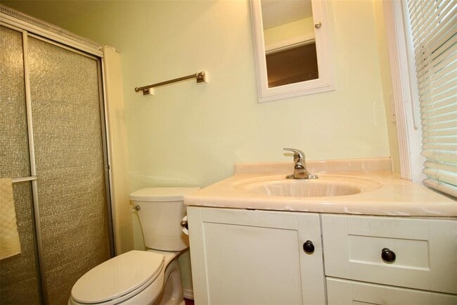 Building Photo - 10992 Poplar St NE