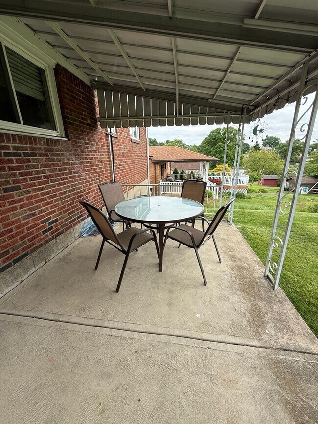 Building Photo - Move-In Ready 2BR Home on Quiet Residential Street in Baldwin/Whitehall!