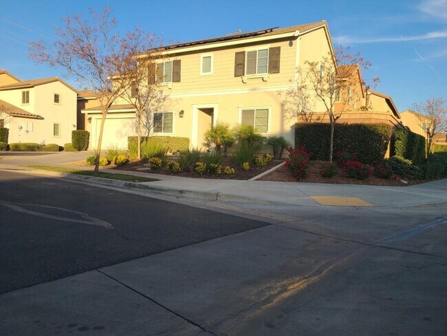 Building Photo - Beaumont 4 bedroom home ($0 monthly electric bill)