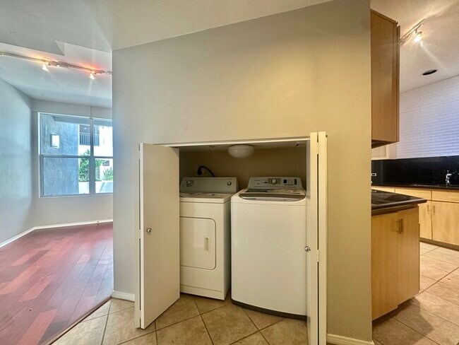 Building Photo - Luxury 2 Bed/2.5 Bath 2 Story Townhouse in...