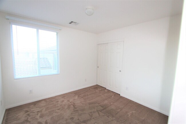 Building Photo - Well maintained home with open floorplan i...